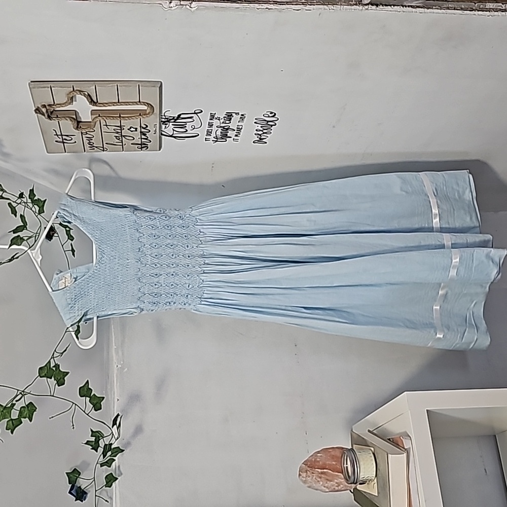 I'm selling a long dress. A.K.A maxi